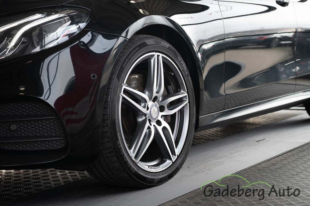 Sort Mercedes E220 d fra 2017