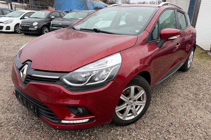 Rød Renault Clio IV fra 2016