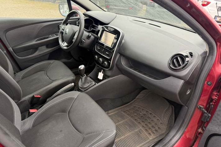 Rød Renault Clio IV fra 2016
