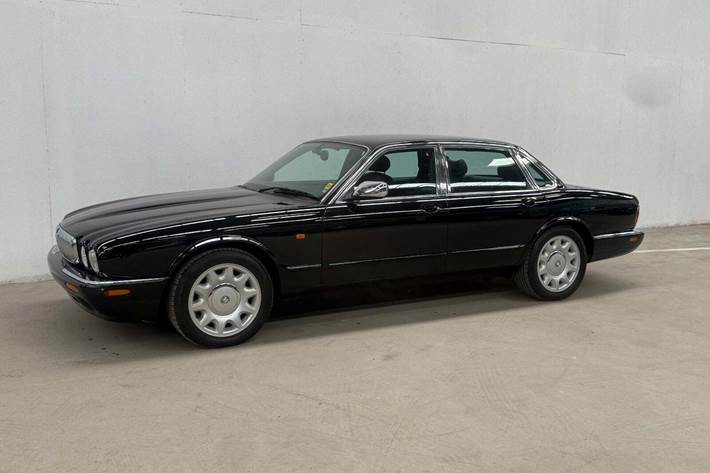 Sort Jaguar XJ8 fra 2000