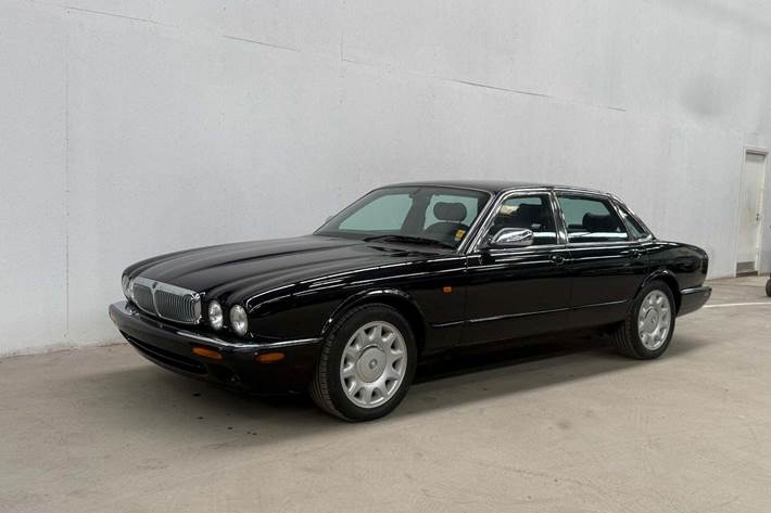 Sort Jaguar XJ8 fra 2000