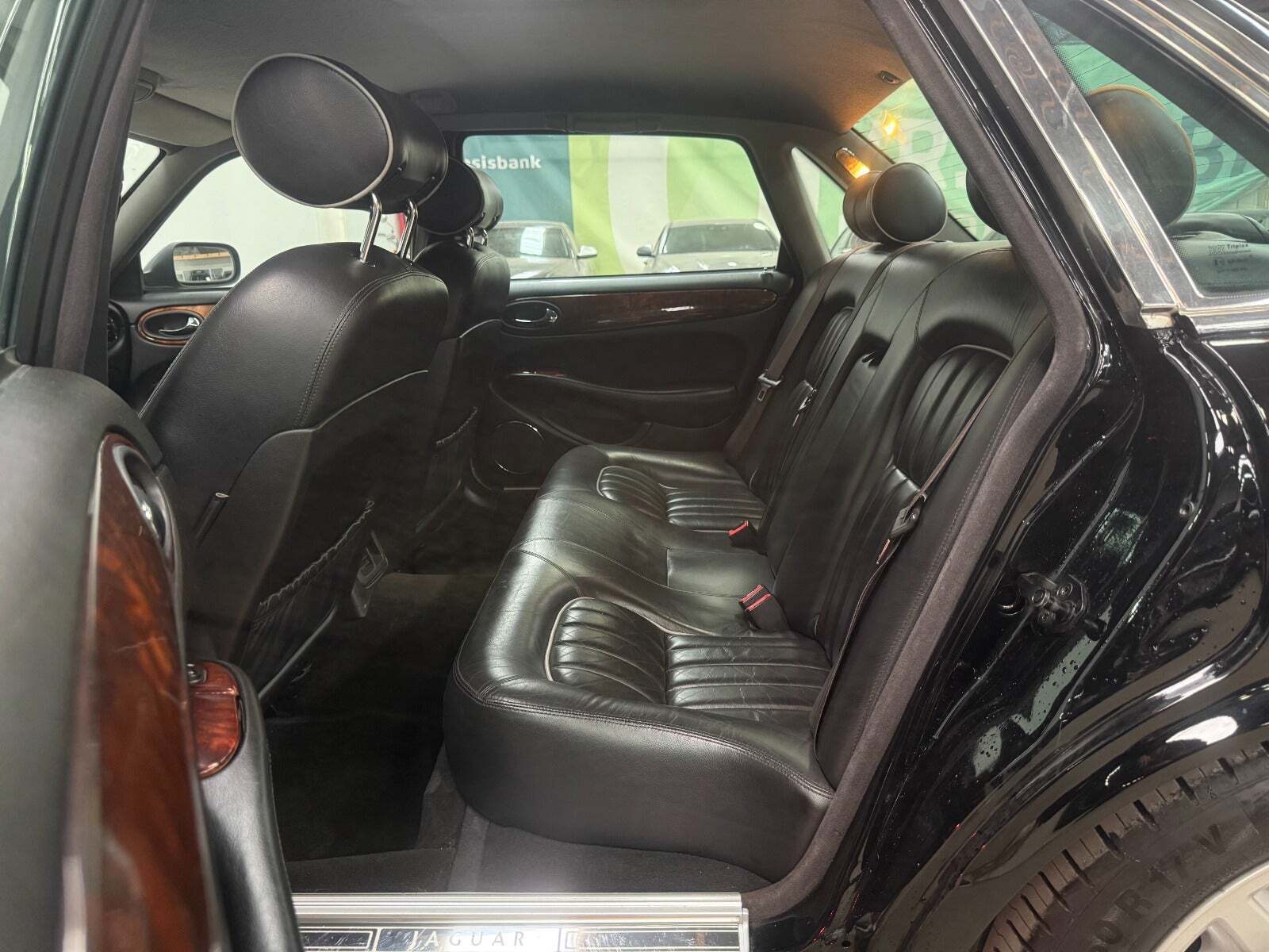 Sort Jaguar XJ8 fra 2000