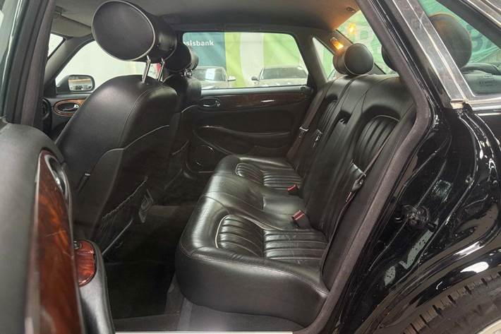 Sort Jaguar XJ8 fra 2000