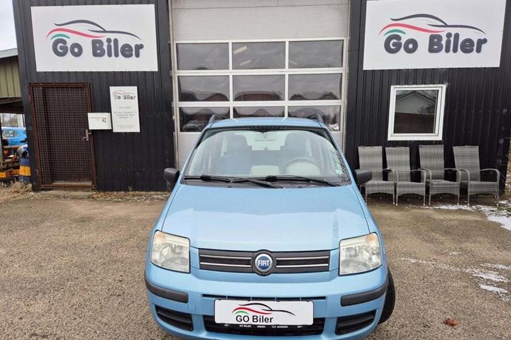 Grøn Fiat Panda fra 2004 set udefra