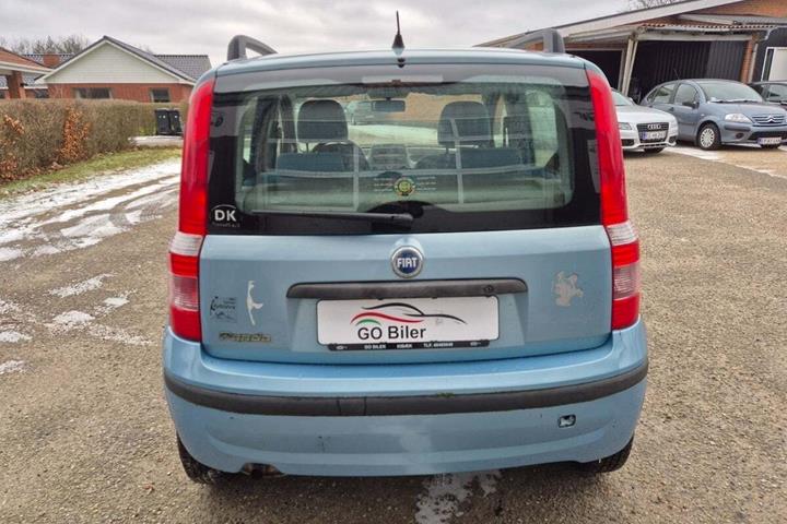 Grøn Fiat Panda fra 2004 set udefra