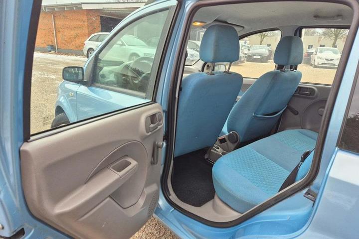 Grøn Fiat Panda fra 2004 set indefra