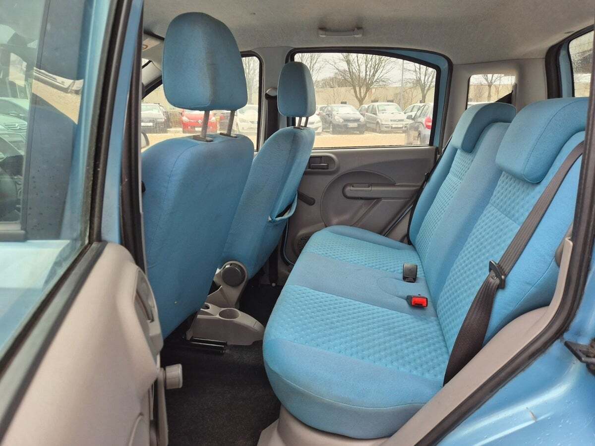 Grøn Fiat Panda fra 2004 set indefra