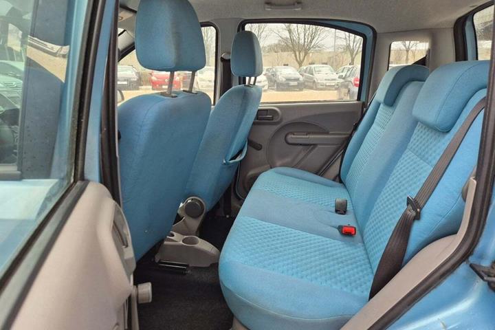 Grøn Fiat Panda fra 2004 set indefra