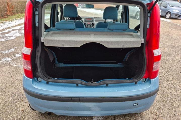 Grøn Fiat Panda fra 2004 set udefra