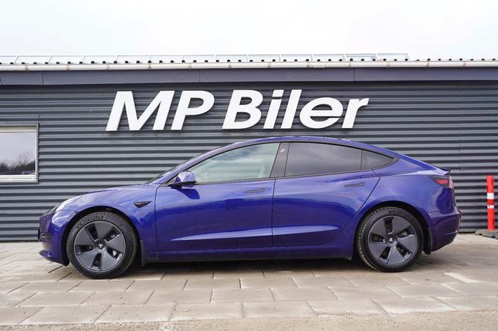 Blå Tesla Model 3 fra 2023