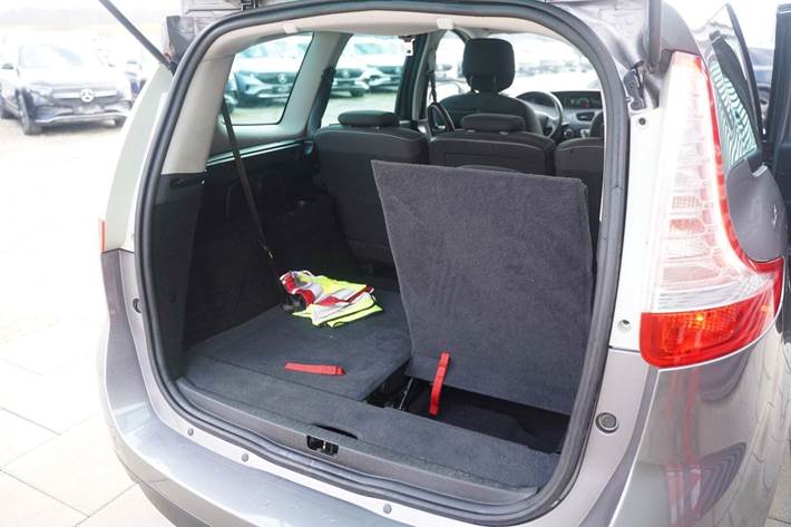 Grå Renault Grand Scenic III fra 2016