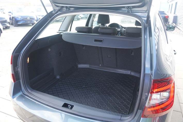 Sort Skoda Octavia fra 2019