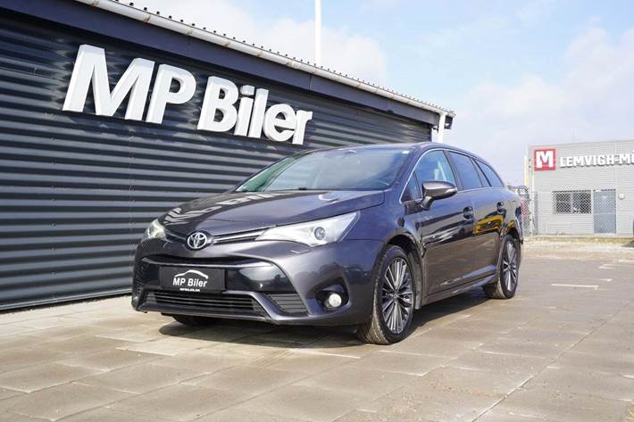 Grå Toyota Avensis fra 2017