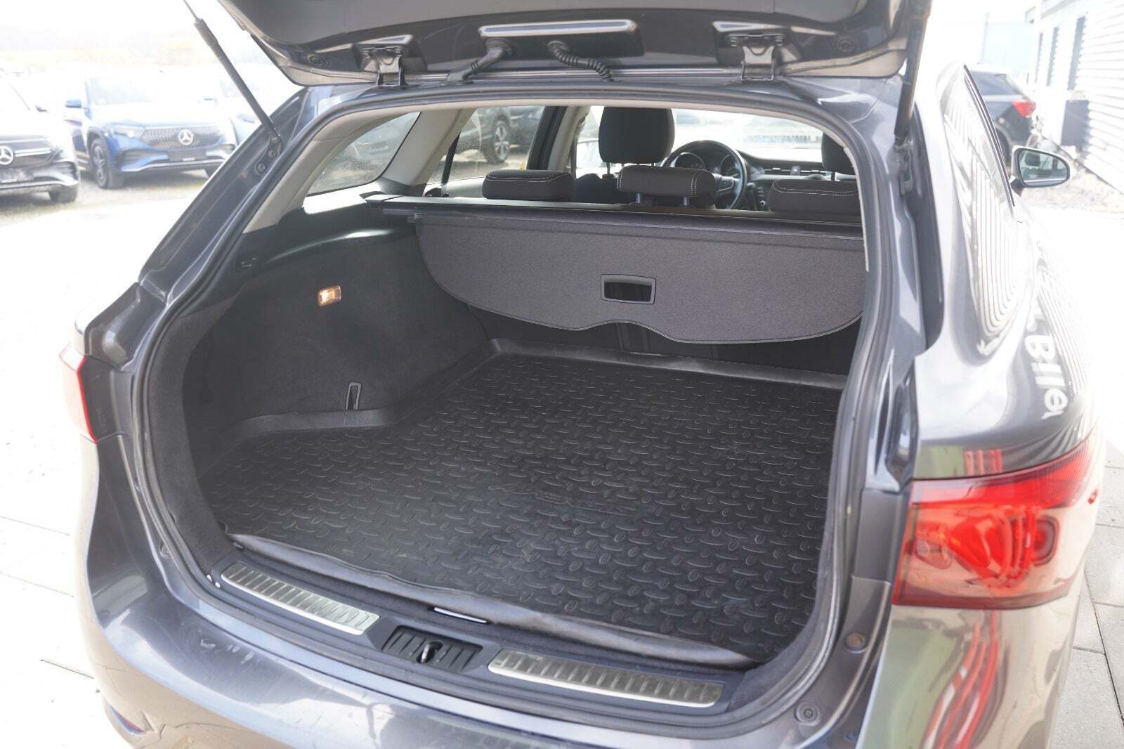 Grå Toyota Avensis fra 2017