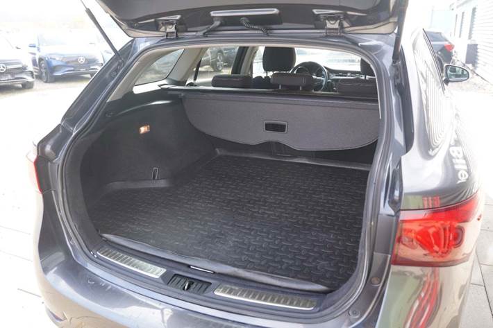 Grå Toyota Avensis fra 2017