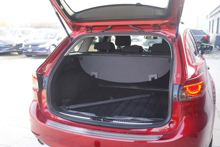 Rød Mazda 6 fra 2018