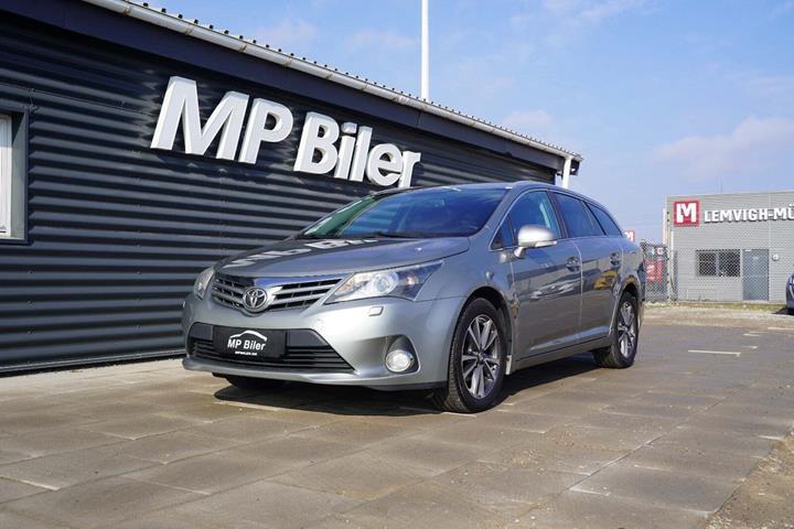 Grå Toyota Avensis fra 2014 set udefra