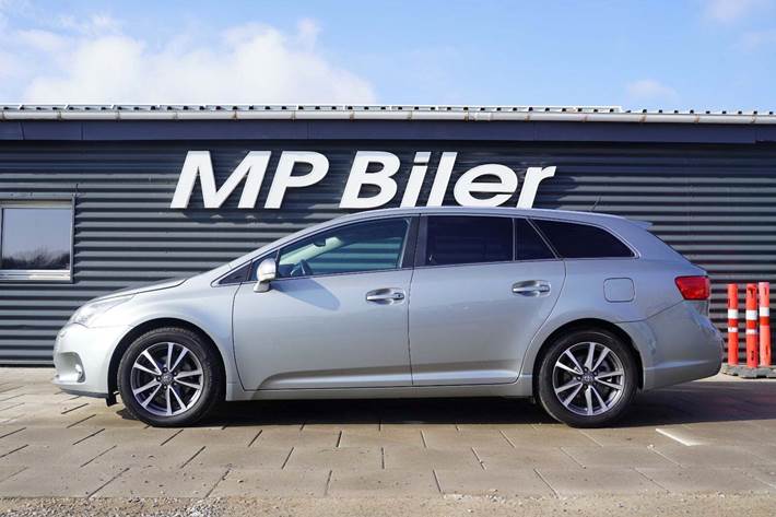 Grå Toyota Avensis fra 2014