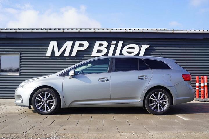 Grå Toyota Avensis fra 2014