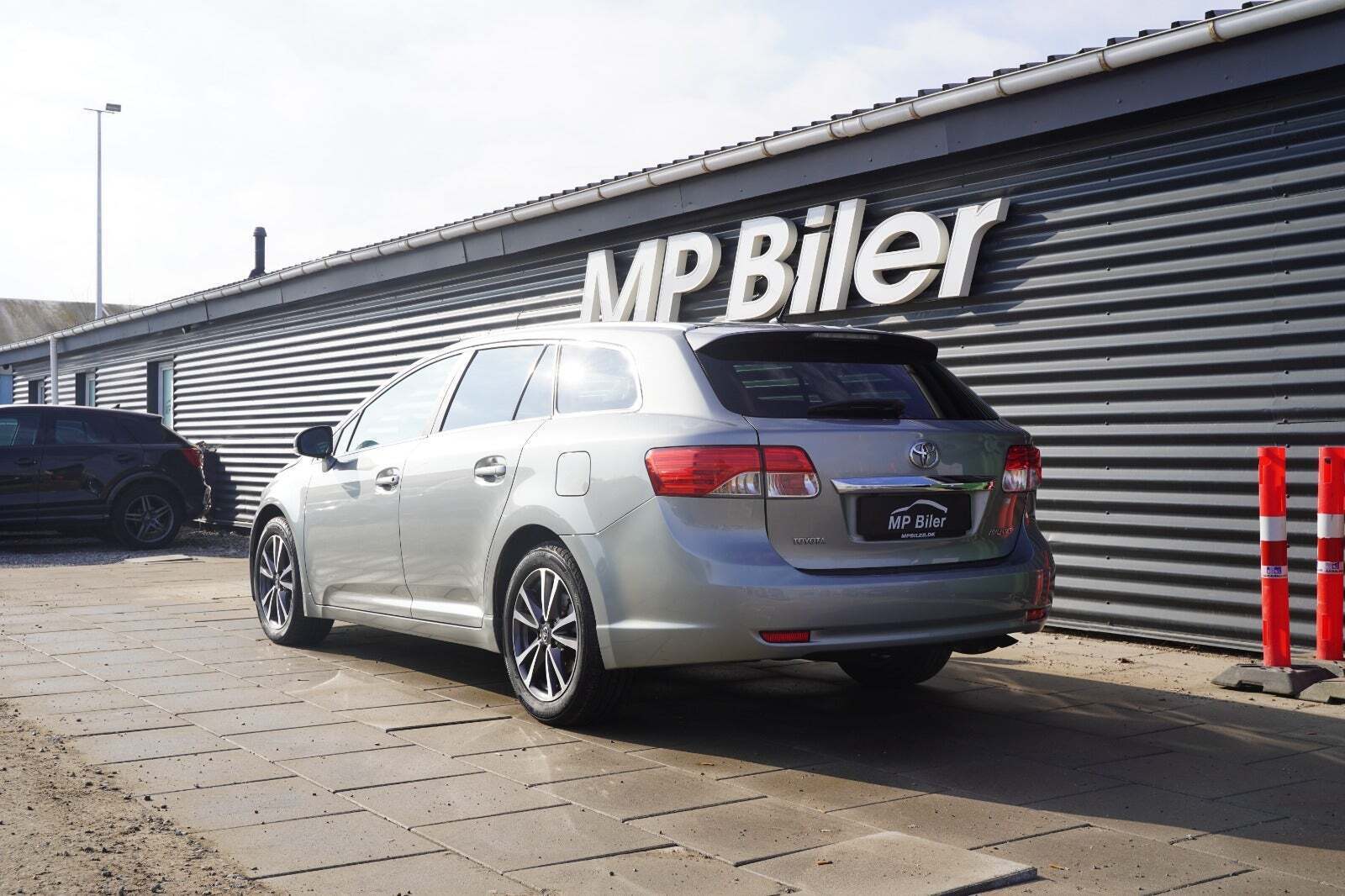 Grå Toyota Avensis fra 2014