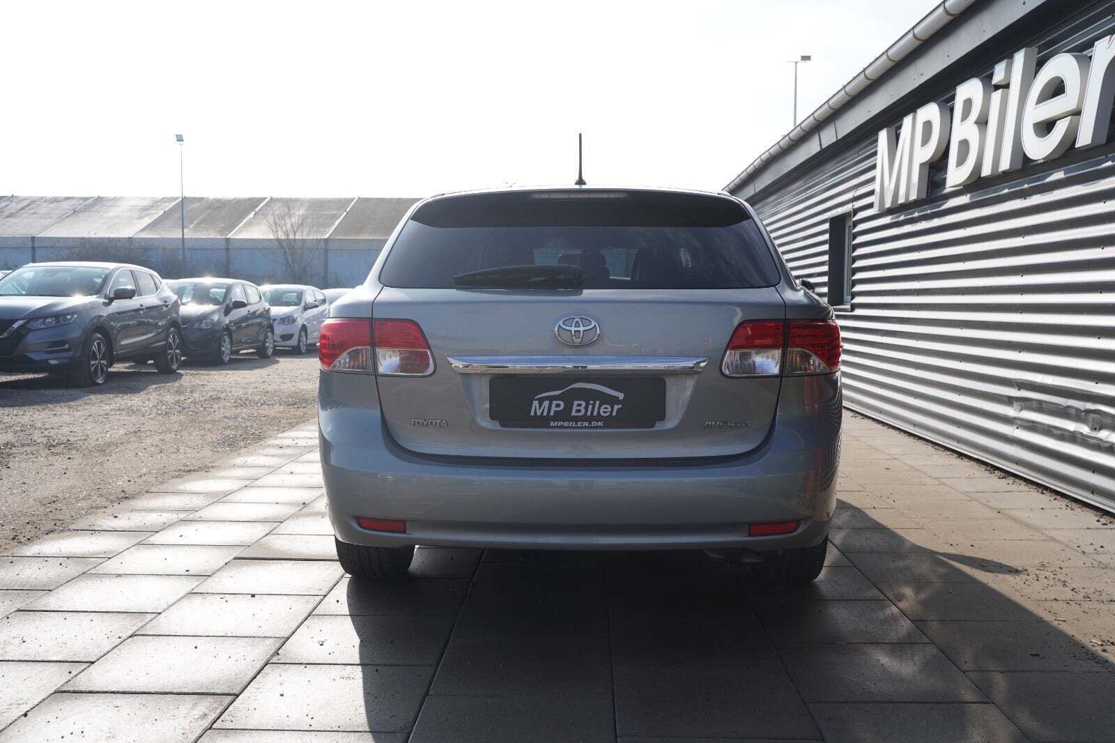 Grå Toyota Avensis fra 2014