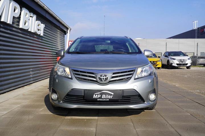 Grå Toyota Avensis fra 2014
