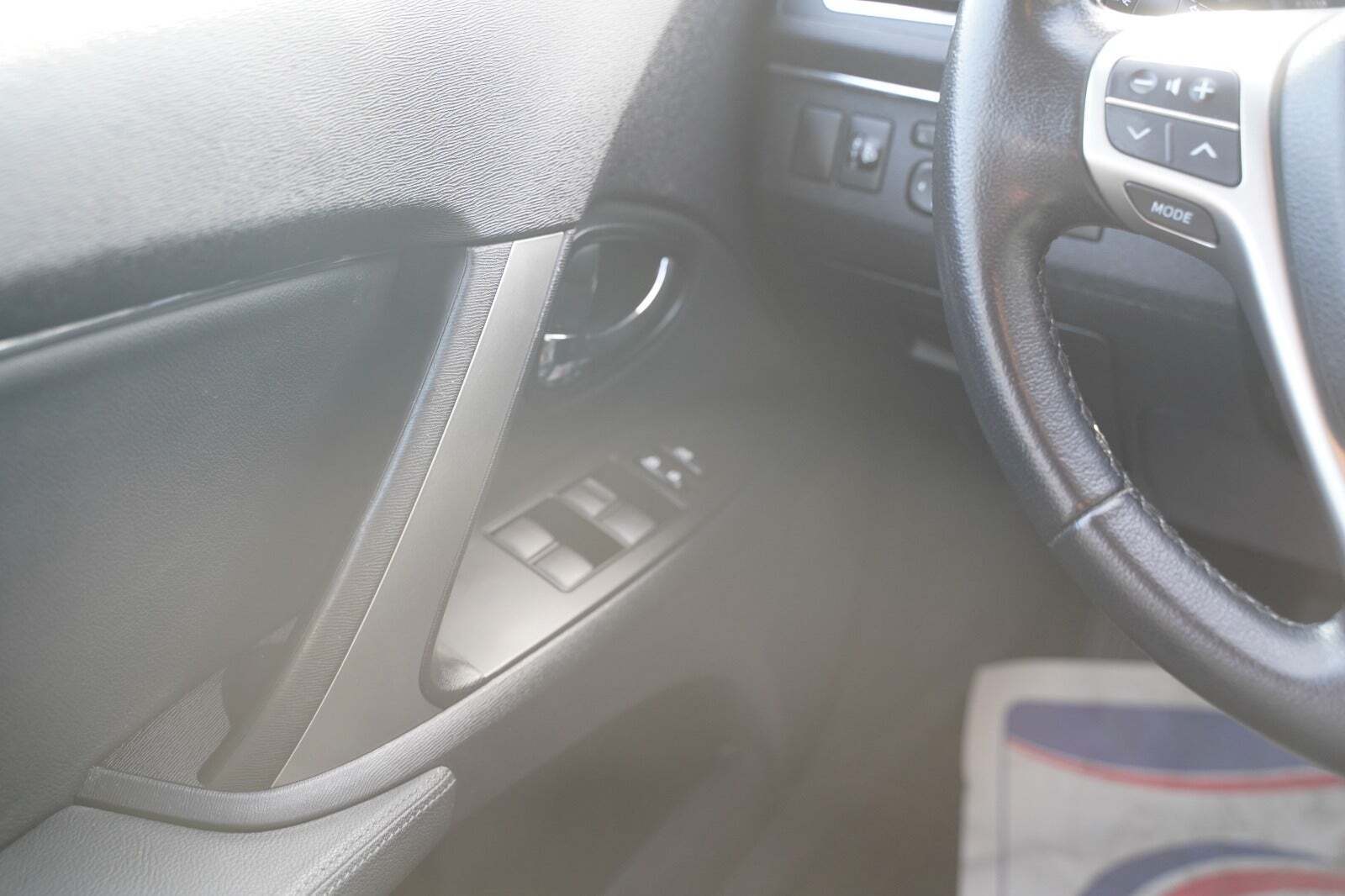 Grå Toyota Avensis fra 2014