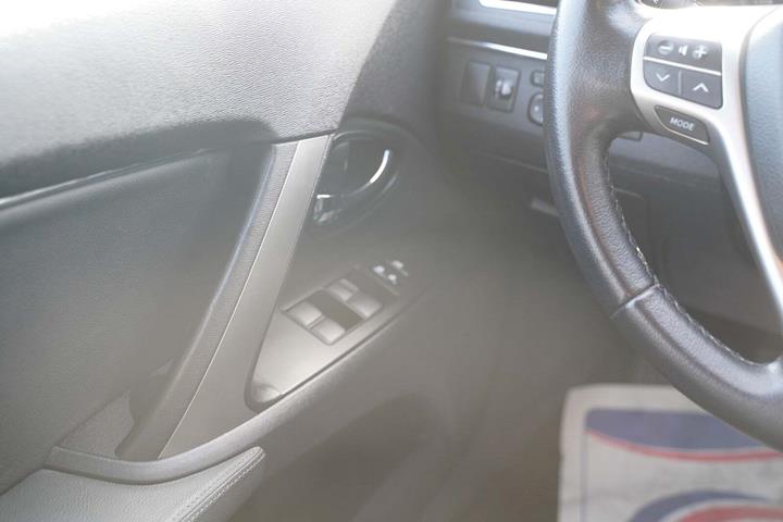 Grå Toyota Avensis fra 2014