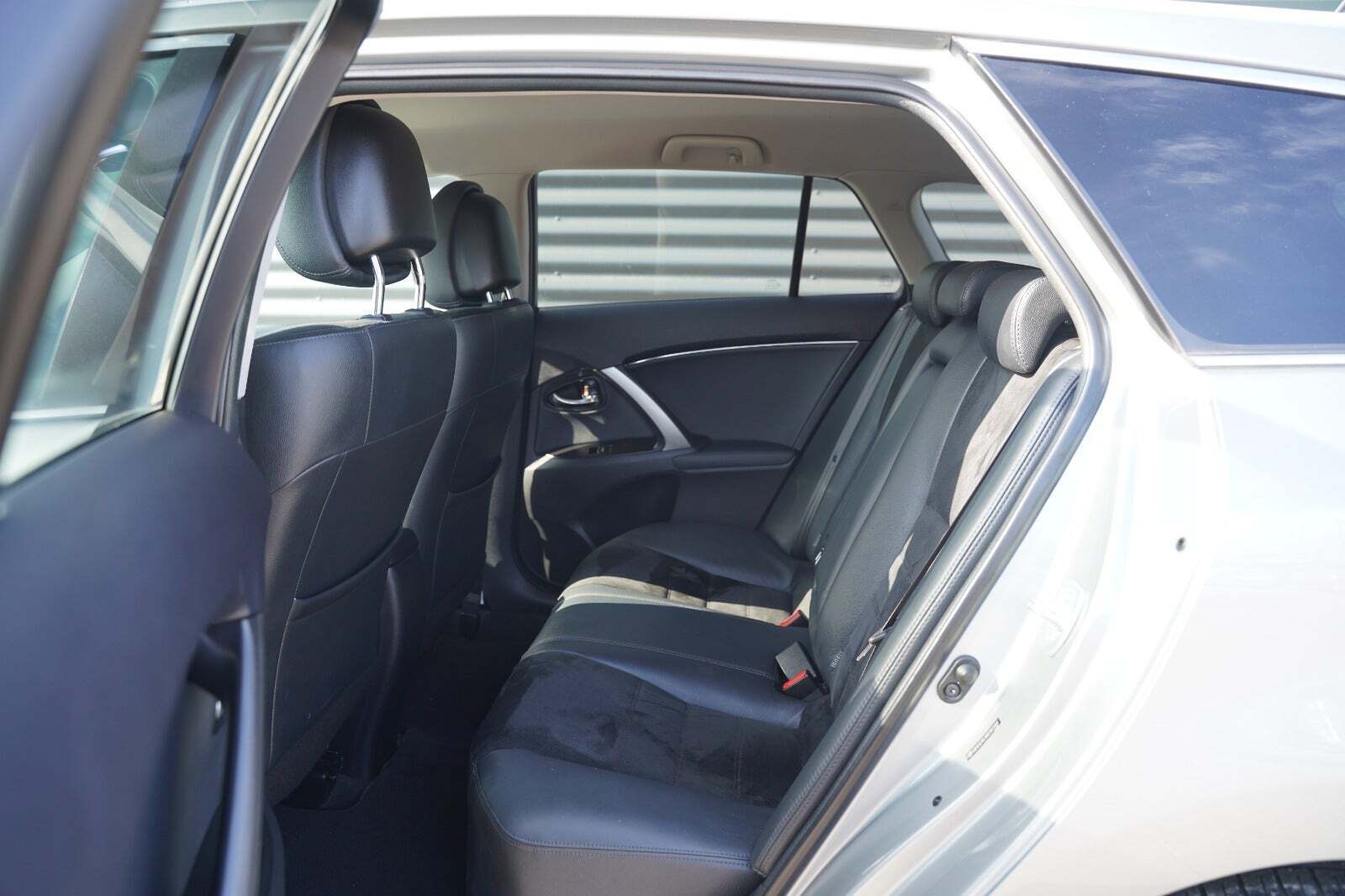 Grå Toyota Avensis fra 2014