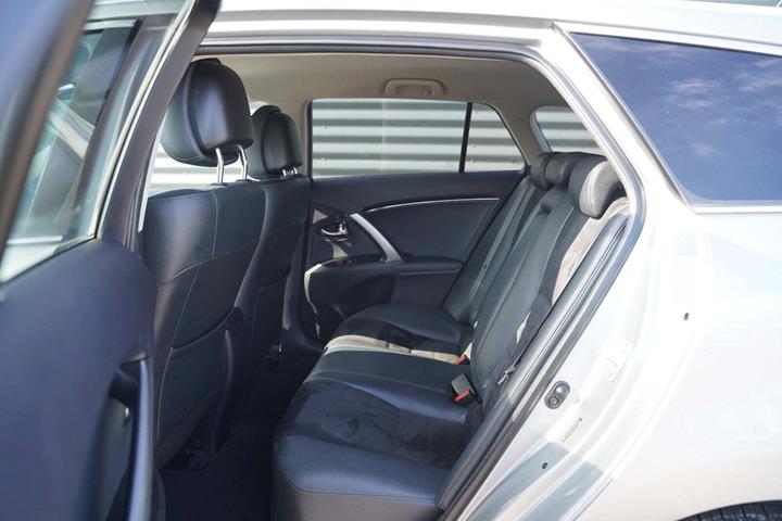 Grå Toyota Avensis fra 2014