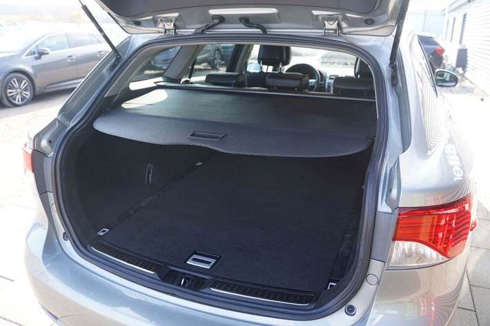 Grå Toyota Avensis fra 2014