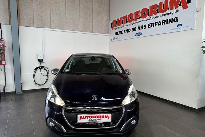 Blå Peugeot 208 fra 2017