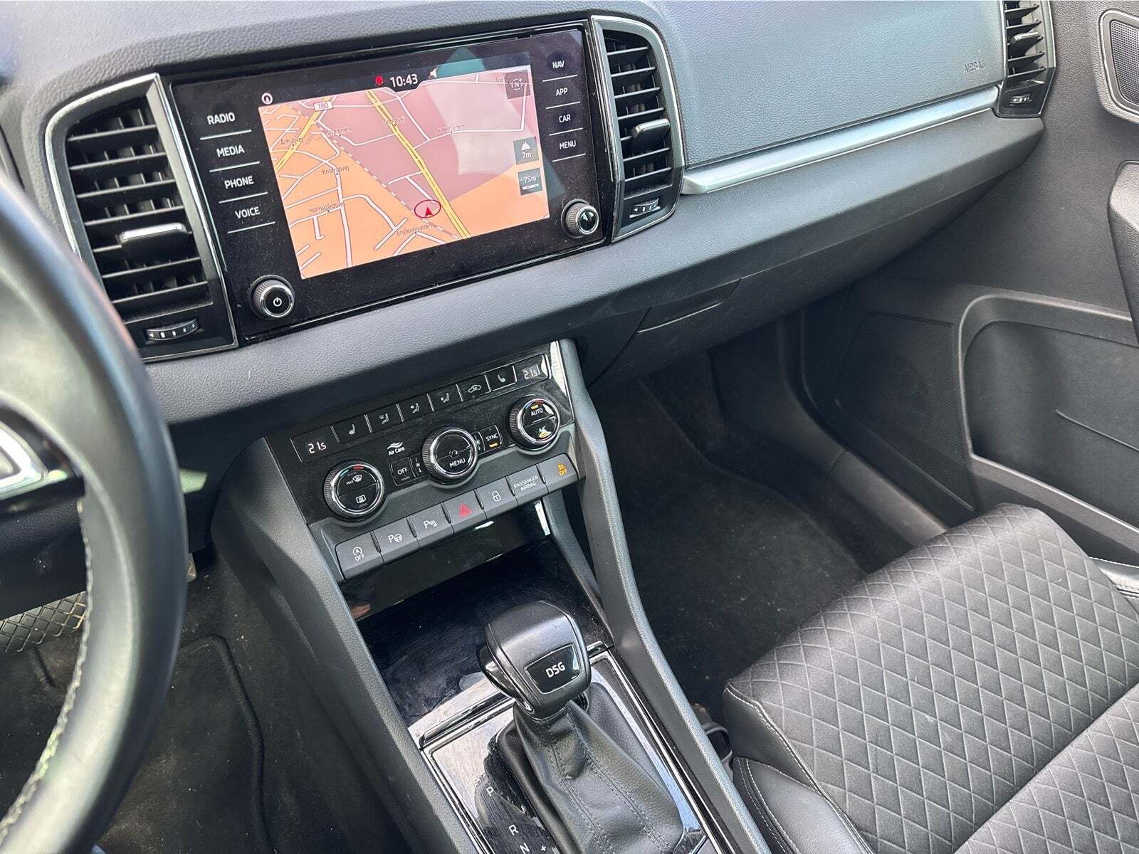 Grå Skoda Karoq fra 2019