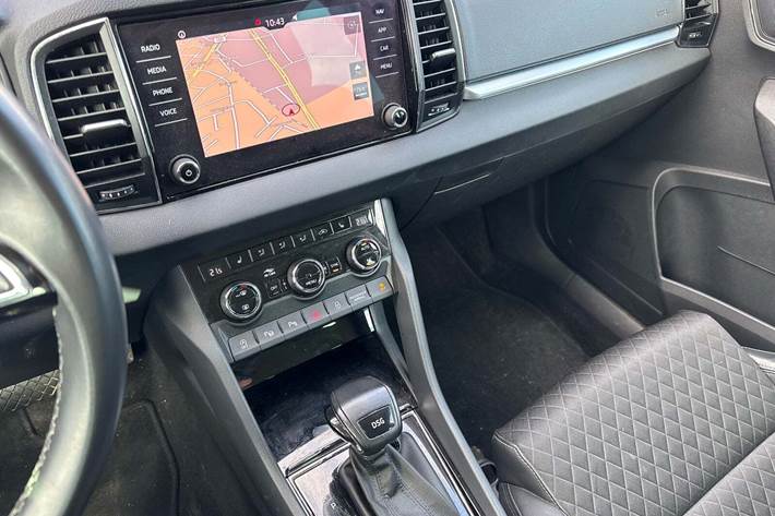 Grå Skoda Karoq fra 2019