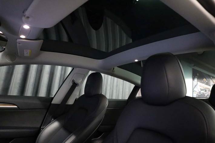 Blå Tesla Model 3 fra 2021