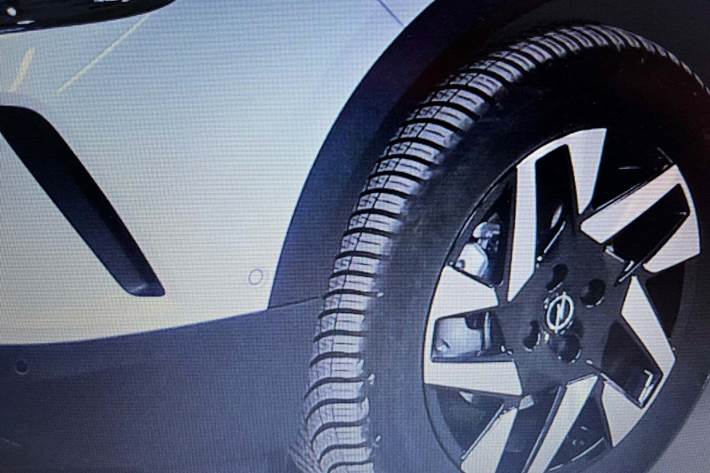 Hvid Opel Mokka-e fra 2023