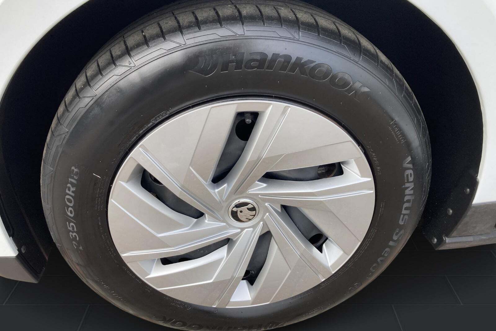 Hvid Skoda Enyaq fra 2023