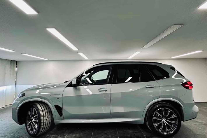 Grå BMW X5 fra 2024