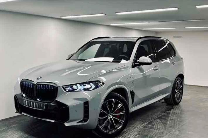 Grå BMW X5 fra 2024