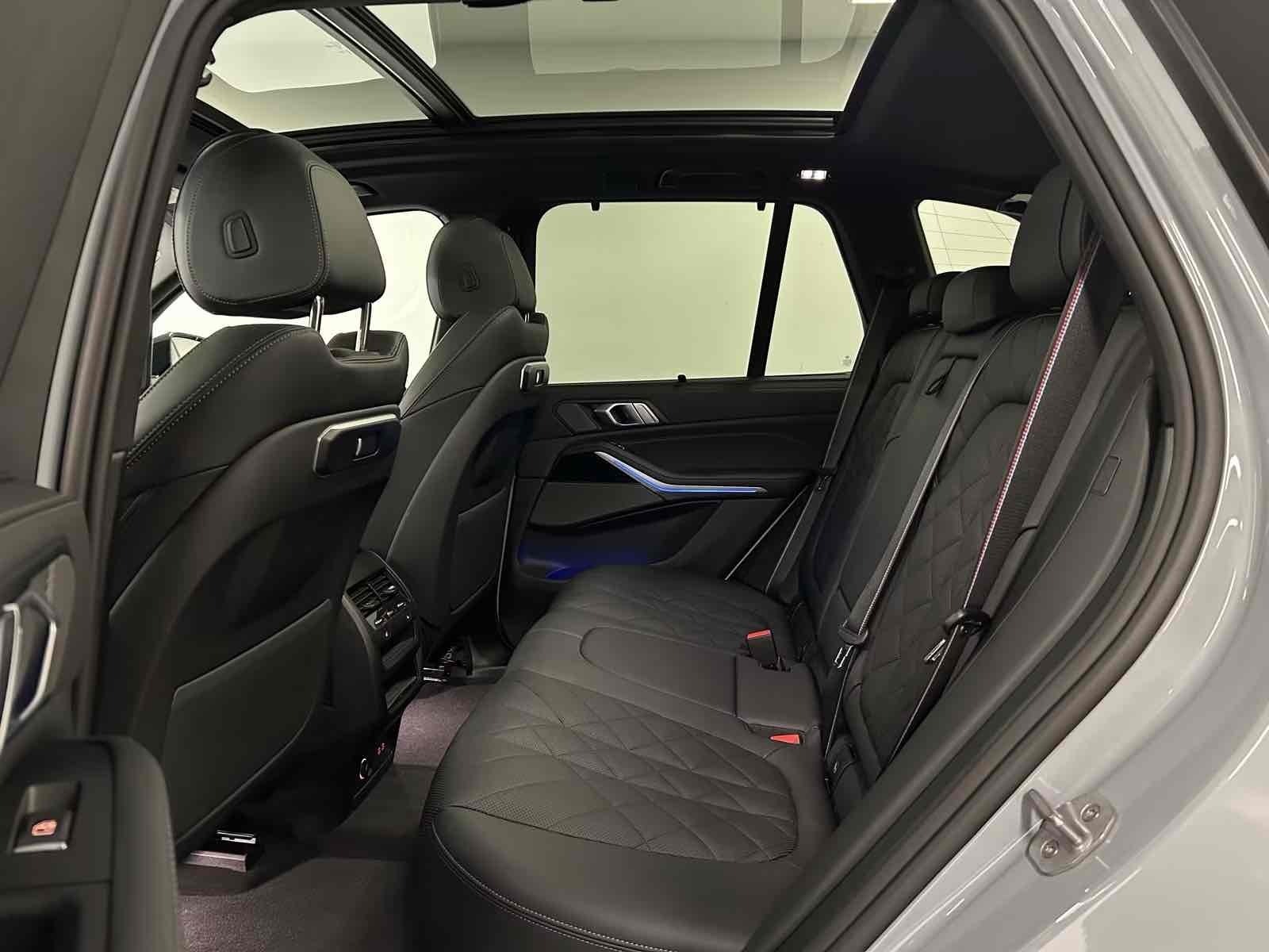 Grå BMW X5 fra 2024