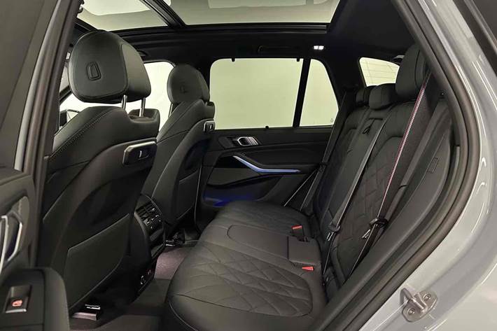 Grå BMW X5 fra 2024