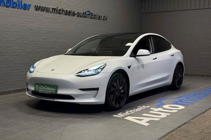 Hvid Tesla Model 3 fra 2023