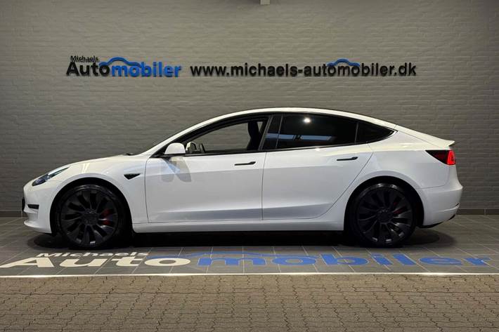 Hvid Tesla Model 3 fra 2023