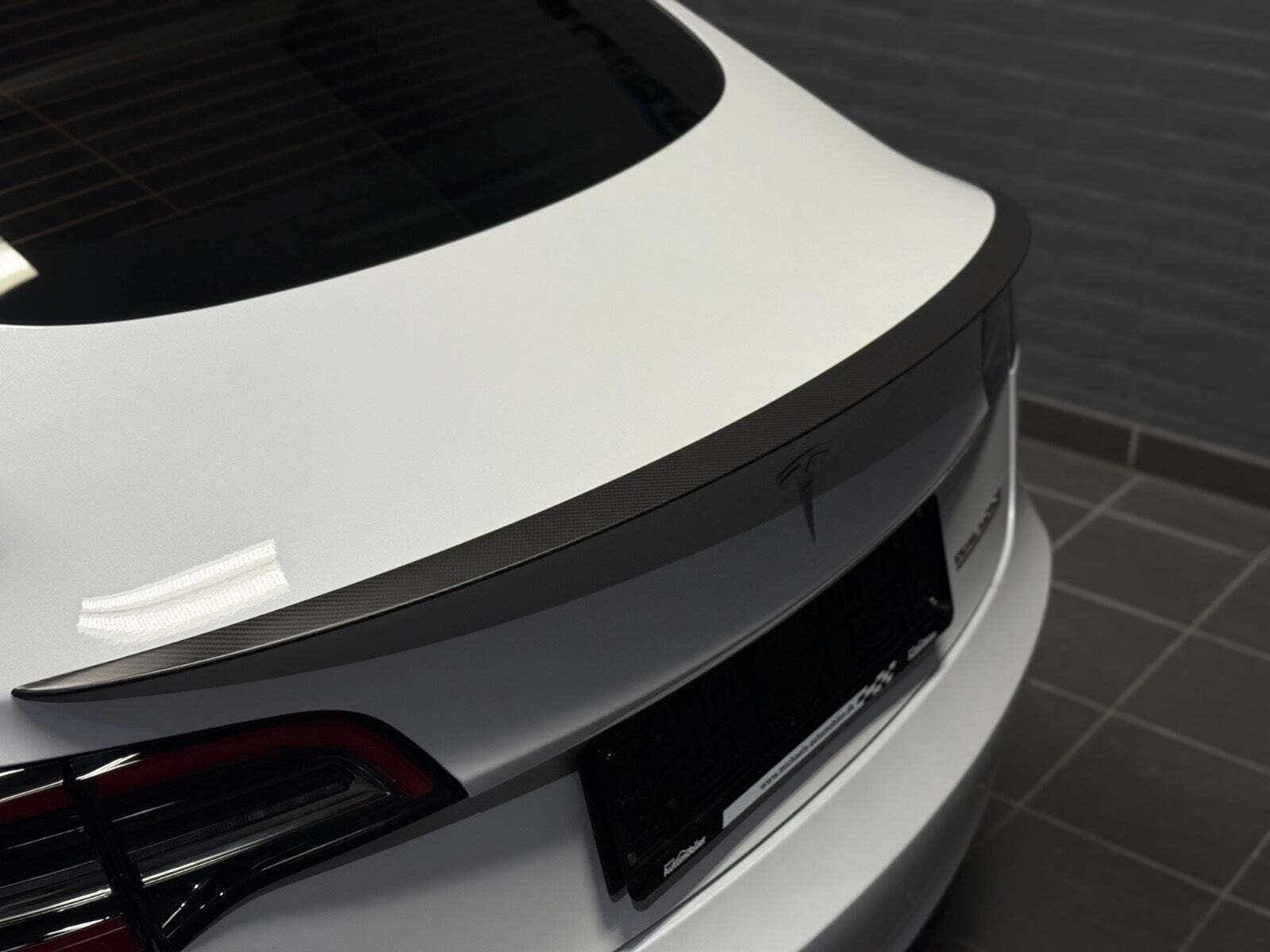 Hvid Tesla Model 3 fra 2023