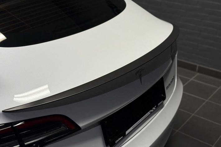 Hvid Tesla Model 3 fra 2023