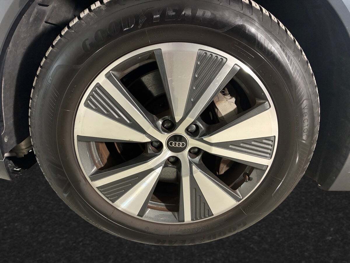 Hvid Audi Q8 e-tron fra 2024