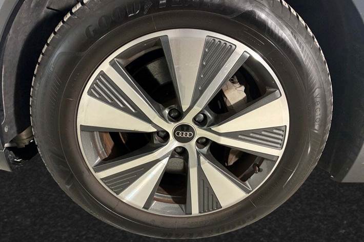 Hvid Audi Q8 e-tron fra 2024