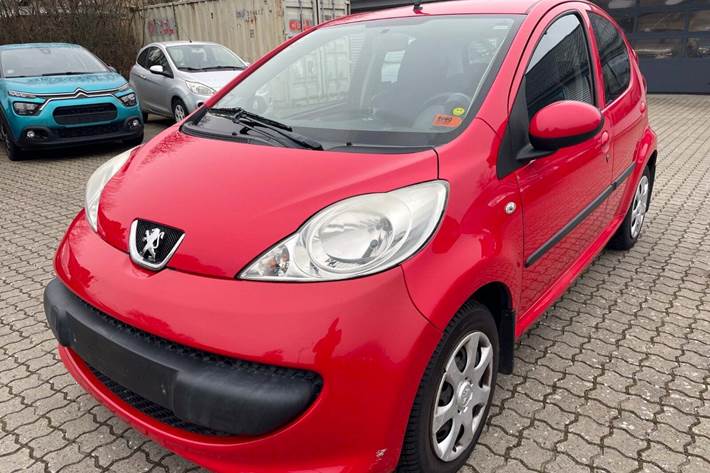 Rød Peugeot 107 fra 2006