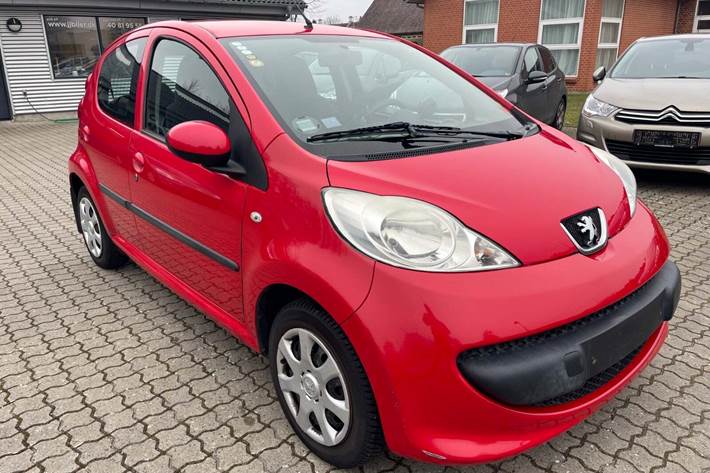 Rød Peugeot 107 fra 2006