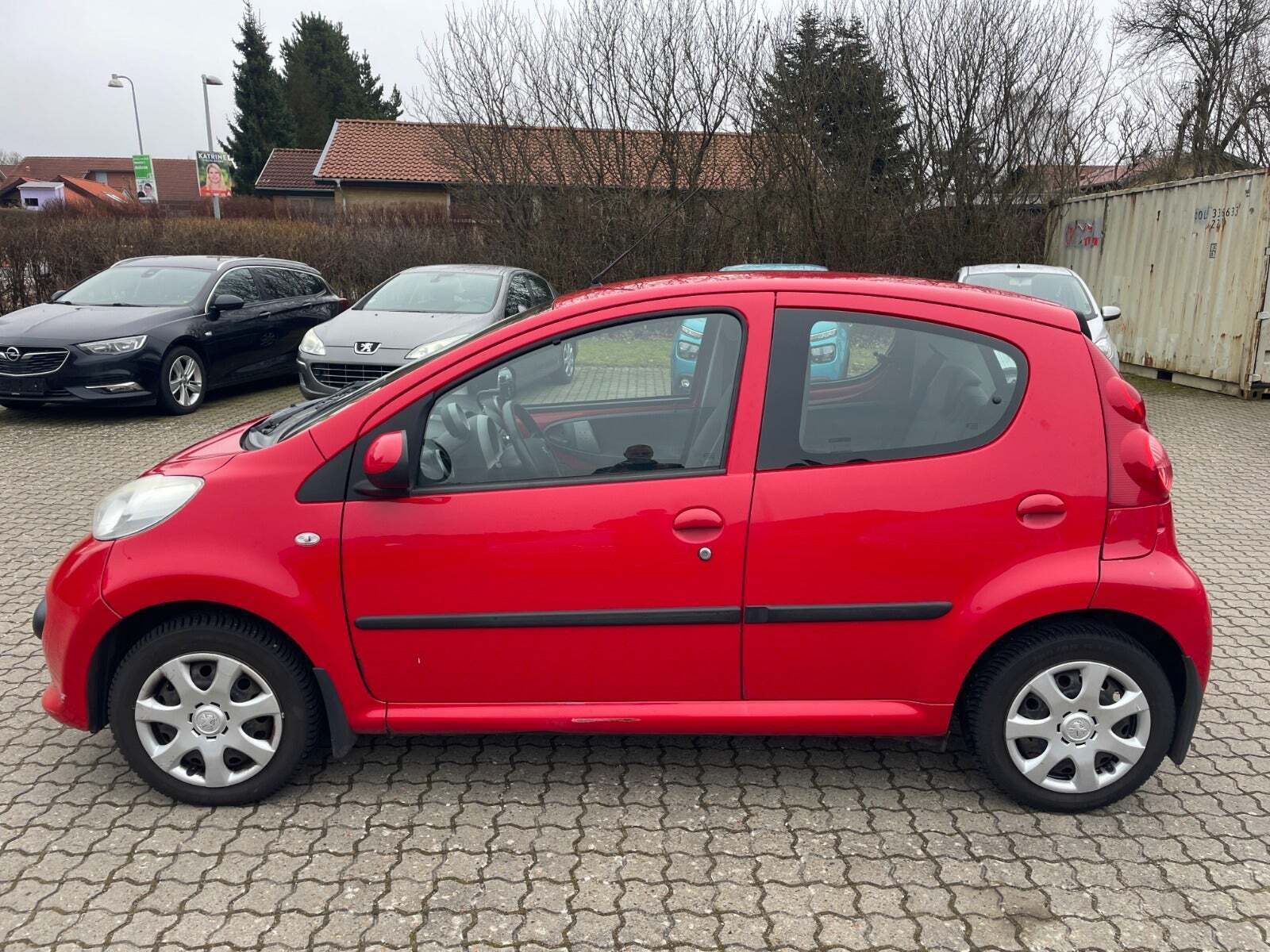 Rød Peugeot 107 fra 2006